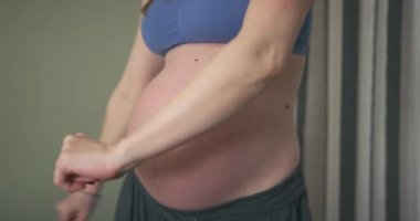 Hamile kadınlar evde yoga yapıyor.