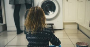 Evde yerde dijital tablet kullanan küçük çocuk.