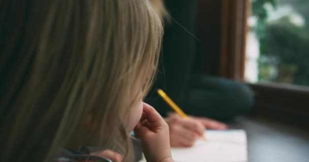 Madre Con Hijo Escribiendo Cuaderno — Vídeo de stock