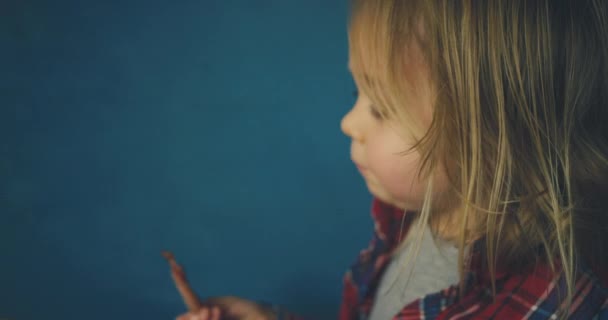 Słodkie Mały Chłopiec Jedzenie Smażone Mięso Angielski Śniadanie Koncepcja — Wideo stockowe
