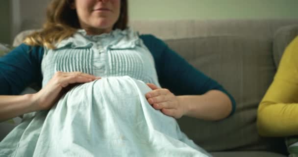 妊娠中の女性は自宅でソファに休んで — ストック動画