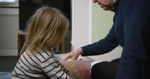 Niño Jugando Con Abuelo Interior — Vídeo de stock