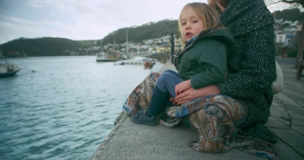 Mãe Filho Pequeno Sentado Passeio Fluvial — Vídeo de Stock