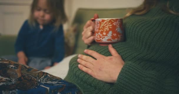 Mulher Grávida Bebendo Chá Perto Filho Casa — Vídeo de Stock