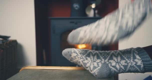 Gehakt Van Een Thuis Rustende Vrouw — Stockvideo