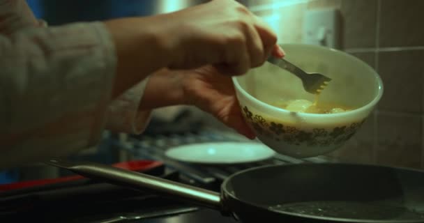 Mulher Cozinhar Ovos Mexidos Cozinha — Vídeo de Stock