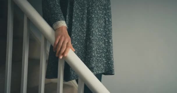 Молодая Беременная Женщина Спускается Лестнице — стоковое видео