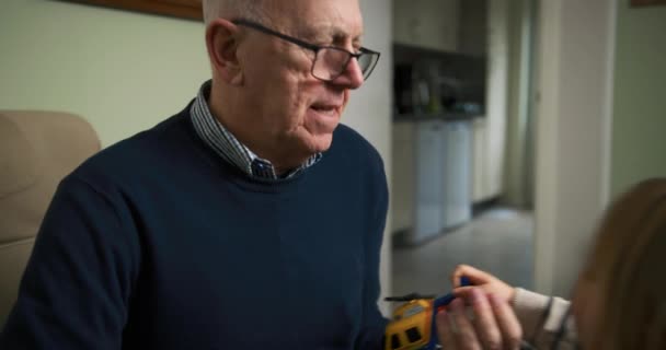 Kleine Jongen Spelen Met Zijn Grootvader Binnen — Stockvideo