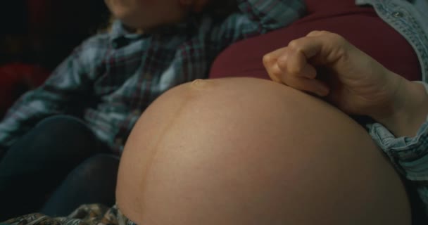 Беременная Женщина Ребенком Сидит Диване Комнате — стоковое видео