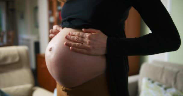 Těhotná Žena Hladí Své Břicho — Stock video