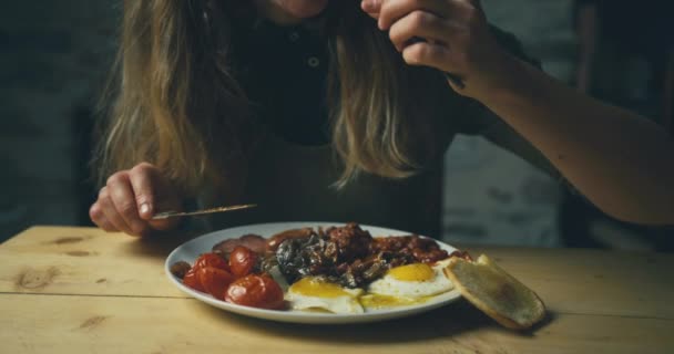 Mulher Comendo Café Manhã Inglês Cozinha — Vídeo de Stock