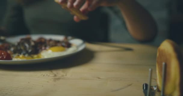 Kobieta Jedząc Angielskie Śniadanie Kuchni — Wideo stockowe