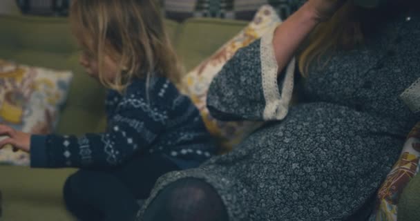 Elinde Kahve Olan Bir Kadın Oğluyla Kanepede Oturuyor — Stok video