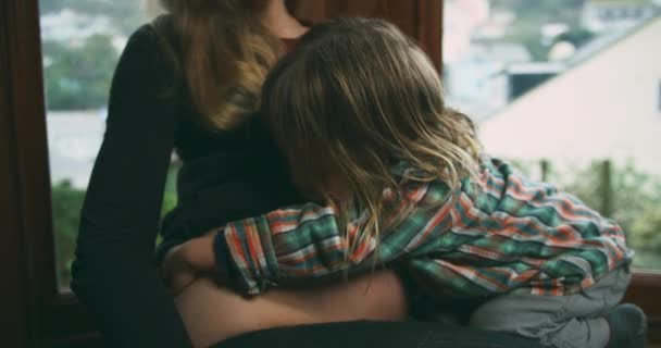 Hamile Kadın Oğluyla Birlikte Pencere Eşiğinde Oturuyor — Stok video