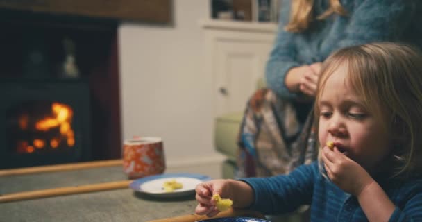 Niño Comiendo Comida Cerca Madre Casa — Vídeo de stock