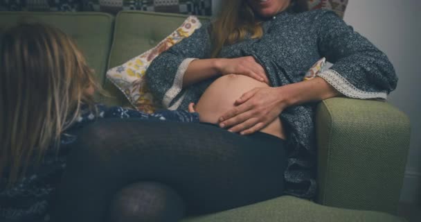 带着儿子坐在沙发上的孕妇 — 图库视频影像