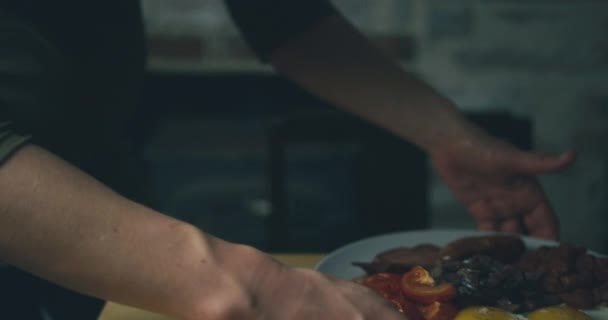 Женщина Ест Английский Завтрак Кухне — стоковое видео