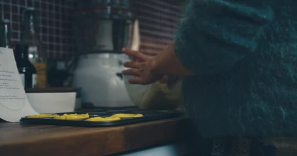 Oříznuté Ženy Vaření Sušenky Doma Kuchyně — Stock video
