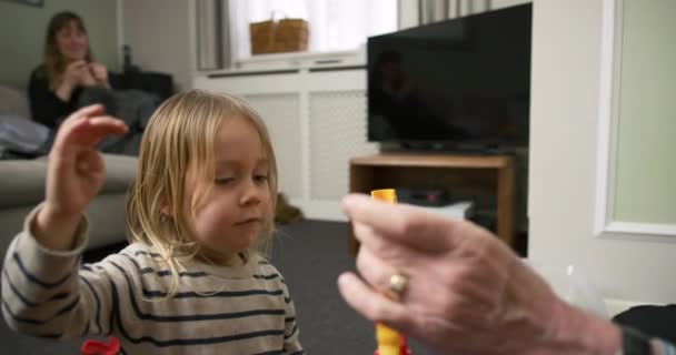 Liten Pojke Och Hans Farfar Leker Med Konstruktören Hemma — Stockvideo