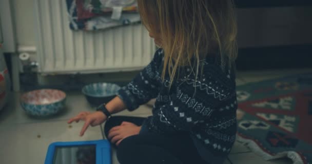 Anak Kecil Menggunakan Tablet Digital Lantai Rumah — Stok Video