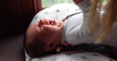 Anne gözlerini siliyor.