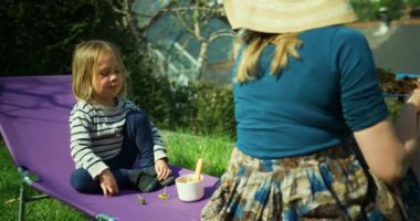 Anne ve küçük oğlu bahçede dinleniyor.