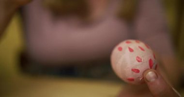 Paskalya yumurtası boyayan bir kızın yakın çekimi.