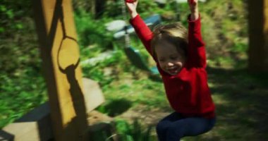 Küçük çocuk oyun bahçesinde oynuyor.