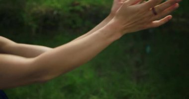 Bahçede sabun köpüğüyle oynayan kadın