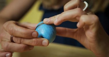 Paskalya yumurtası yapan bir kadının yakın çekimi.