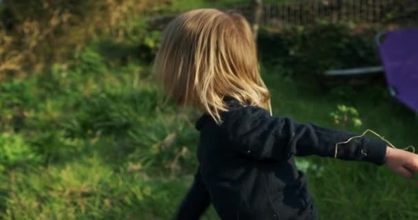 Kleine Jongen Spelen Tuin Buiten — Stockvideo