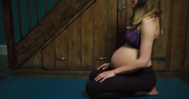 家で妊娠中のヨガをする女性 — ストック動画