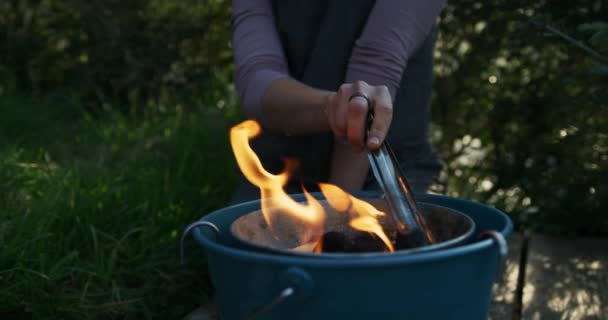 Γυναίκα Μαγείρεμα Στην Ύπαιθρο Φωτιά — Αρχείο Βίντεο