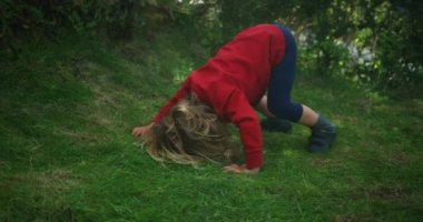 Küçük kız yeşil çimlerde eğleniyor