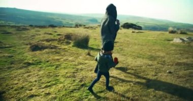 Anne ve oğlu dağda hiking