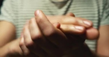 yakın çekim bir adamın elleri alkış