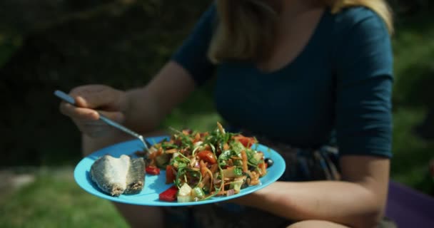 Kvinna Äter Sallad Tallrik Utomhus — Stockvideo