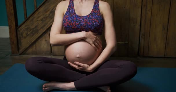 Γυναίκα Κάνει Γιόγκα Έγκυος Στο Σπίτι — Αρχείο Βίντεο