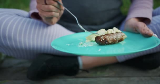 Wanita Makan Luar Piknik — Stok Video
