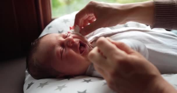 Moeder Vegen Ogen Haar Baby Jongen — Stockvideo