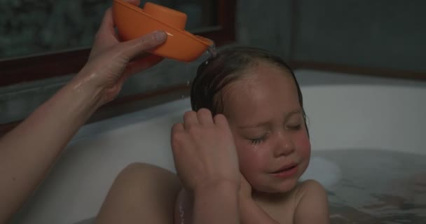 Uroczy Chłopiec Wannie Bańki Mydlane Jego Mama Mycie Włosów — Wideo stockowe
