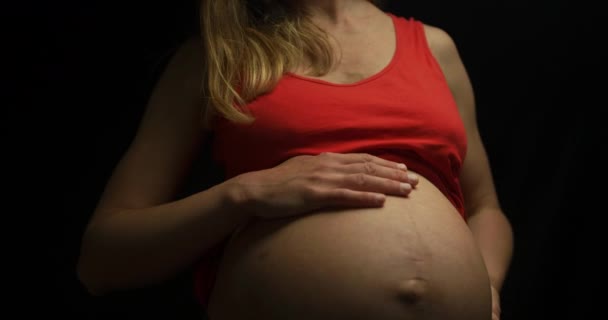 Беременная Молодая Женщина Темный Фон — стоковое видео