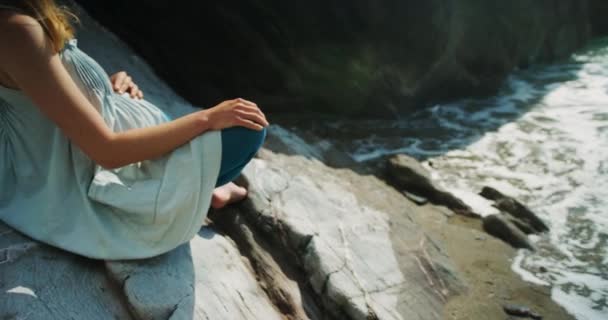 Mujer Embarazada Sentada Las Rocas Cerca Playa — Vídeos de Stock