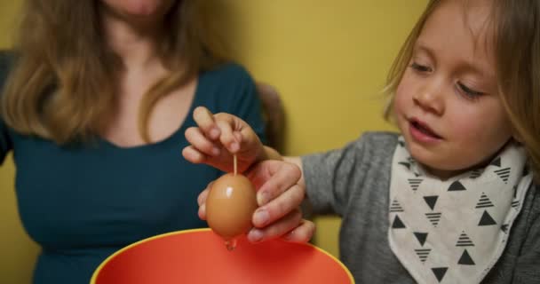 Anne Oğul Tatil Için Paskalya Yumurtası Yapıyorlar — Stok video