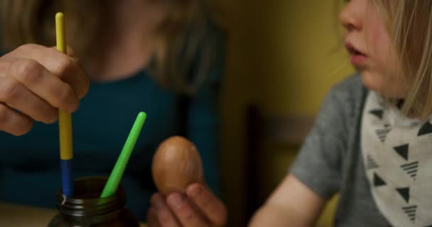 Moeder Zoon Maken Paaseieren Voor Vakantie — Stockvideo