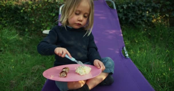 Liten Pojke Äter Medan Sitter Läger Spjälsäng Utanför — Stockvideo