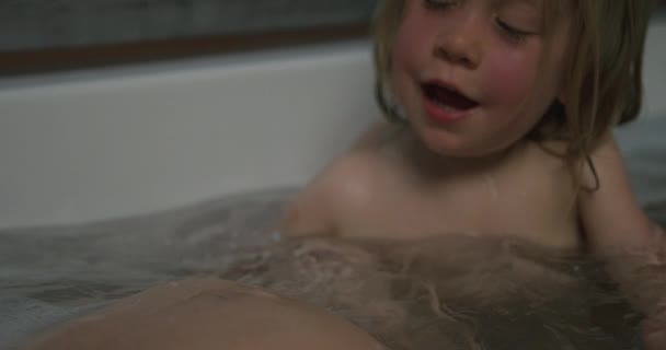 Cute Boy Bathtub Sabun Bubbles His Pregnant Mom — Stok Video
