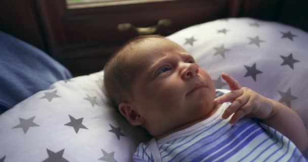 Новорожденный Ребенок Лежит Кровати — стоковое видео