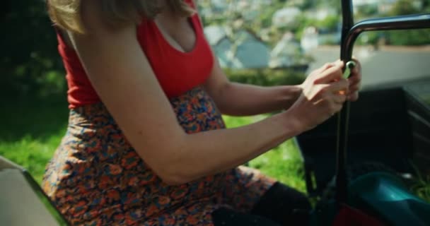 Hamile Bir Kadın Bahçede Çim Biçme Makinesi Monte Ediyor — Stok video
