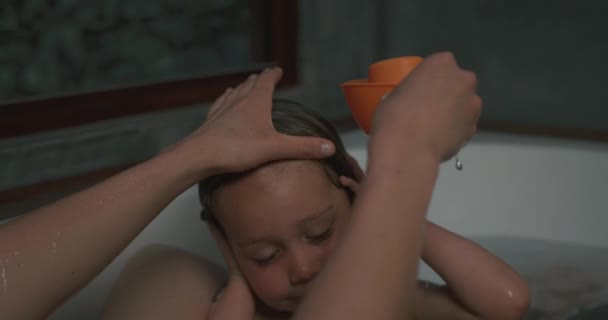 Mignon Garçon Dans Baignoire Avec Des Bulles Savon Avec Mère — Video